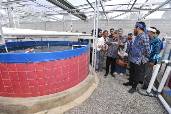 Mendes PDT Yandri Susanto bersama Bupati Bandung Barat Jeje Ritchie Ismail meninjau BUM Desa Duta Usaha Rancage Desa Cilame (Foto: Humas Kemendes PDT) 