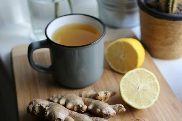 Ilustrasi wedang jahe, minuman herbal untuk menghangatkan tubuh di musim hujan (Foto: Unsplash/Milada Vigerova) 