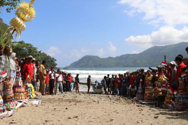 Perayaan Tradisi Larung Sesaji (Foto: Times indonesia) 