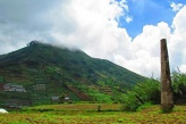 Ilustrasi tugu Desa Legetang Banjarnegara 