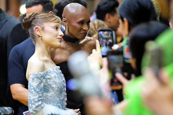 Ariana Grande dan Cynthia Erivo di karpet merah di Singapura pada pemutaran perdana `Wicked: For Good`. (FOTO: GETTY IMAGE) 