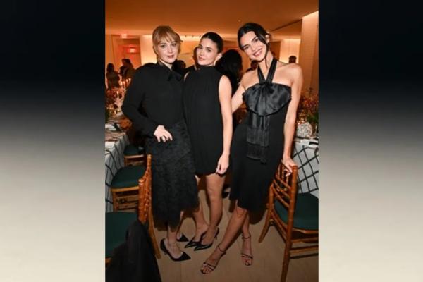 Jennifer Lawrence berpose dengan Kendall Jenner dan Kylie Jenner. (FOTO: GETTY IMAGE) 