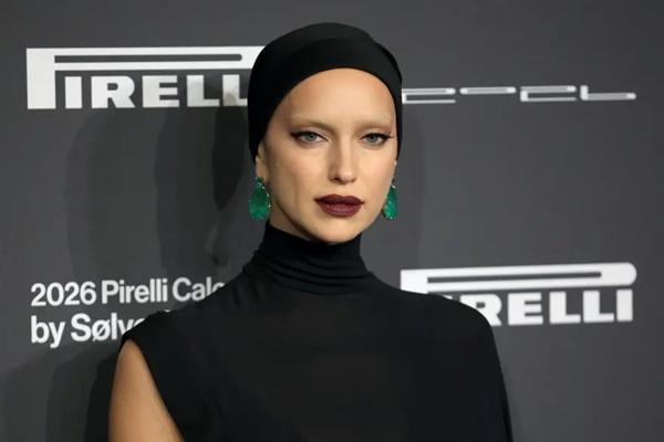 Model Irina Shayk berada di Praha untuk merayakan Kalender Pirelli tahunan ke-52, yang difoto oleh Sølve Sundsbø. (FOTO: REUTERS) 