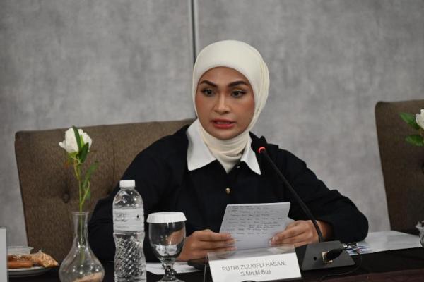 Wakil Ketua Komisi XII DPR RI Putri Zulkifli Hasan saat memimpin Kunjungan Kerja Spesifik Komisi XII DPR RI ke Pembangkit Listrik Tenaga Panas Bumi (PLTP) Gunung Salak, Bogor, Jawa Barat, Jumat (Foto: DPR/We/Andri) 