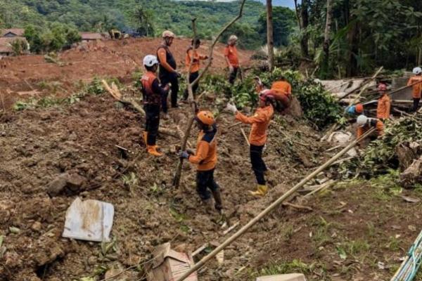 Evakuasi tanah longsor  di Kabupaten Cilacap(Foto: Istimewa) 