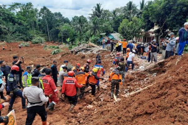 Proses evakuasi jenazah korban longsor di Cilacap (Foto: BNPB) 