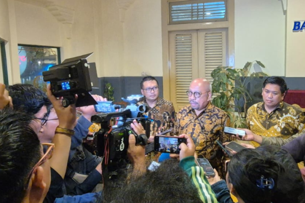 Ketua Fraksi Partai Golkar MPR RI, Melchias Markus Mekeng memberi keterangan pers usai bertemu dengan Sri Sultan Hamengku Buwono X, yang juga Gubernur Daerah Istimewa Yogyakarta (DIY), di Keraton Kilen, Yogyakarta, Kamis malam (Foto: MPR) 