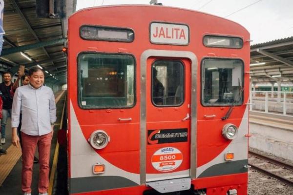 Mantan Direktur Utama PT KA Indonesia Ignasius Jonan dan KRL Tokyu Seri 8500 atau Jalita. Foto: dok. katakini 