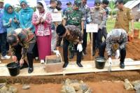 Mendes PDT Yandri Susanto meletakkan batu pertama pembangunan Kopdes Merah Putih di Kabupaten Seluma (Foto: Humas Kemendes PDT)