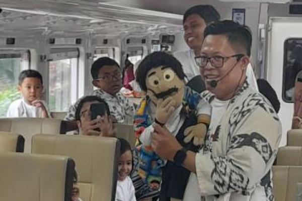 Ditjen PAUD Dikdasmen Kemendikdasmen ajak anak PAUD belajar antre, sabar, dan bersosialisasi di Kereta (Foto: Ist/Kemendikdasmen) 