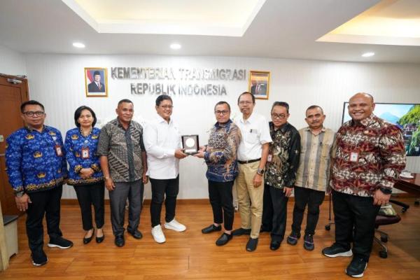 Wakil Menteri Transmigrasi (Wamentrans) Viva Yoga Mauladi saat menerima audiensi dari Bupati Buru Selatan (Foto: Humas Kementrans) 