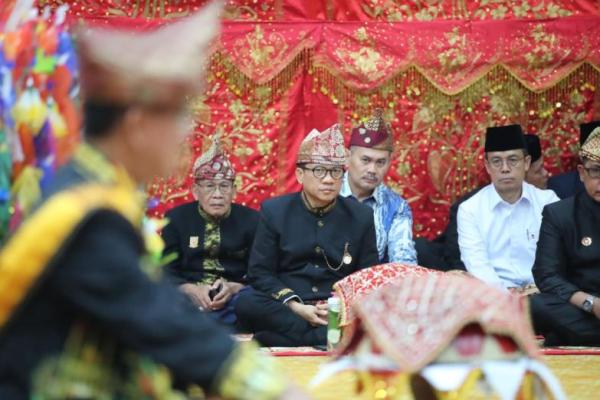 Menteri Desa dan Pembangunan Daerah Tertinggal (Mendes PDT) Yandri Susanto saat menghadiri pagelaran budaya di Bengkulu (Foto: Humas Kemendes PDT) 