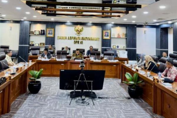 BAM DPR RI menerima aspirasi pelaku usaha pakaian bekas atau thrifting dari berbagai daerah, di Kompleks Parlemen Senayan, Jakarta, Rabu (Foto: Jurnas) 