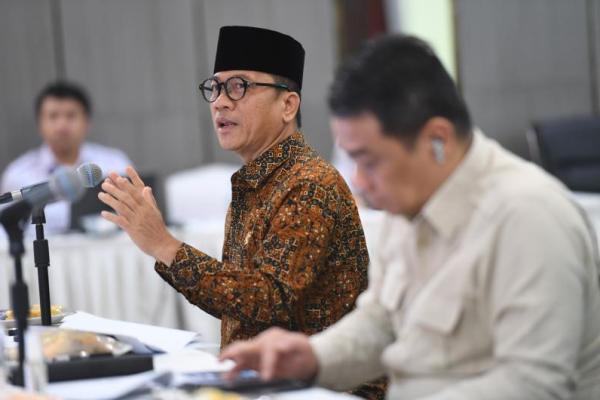 Mendes PDT Yandri Susanto didampingi Wakil Mendes PDT Ahmad Riza Patria memimpin rapat persiapan pelaksanaan Hari Desa, Jakarta, Selasa (18/11/2025) (Foto: Humas Kemendes PDT) 