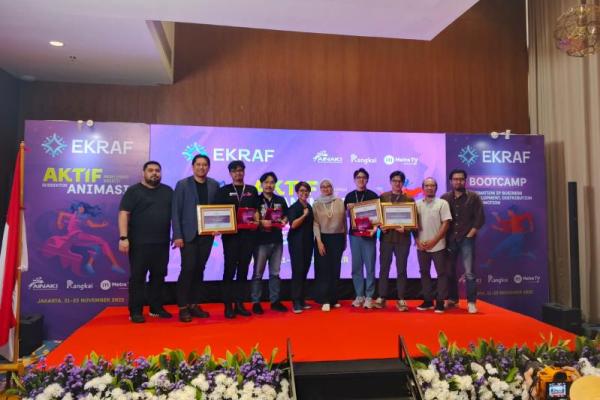 Deputi Bidang Kreativitas Media Kementerian Ekonomi Kreatif, Agustini Rahayu (lima dari kiri) bersama 3 nominasi Animator dan jajaran pengurus program AKTIF 2025 di acara penutupan Akselerasi Kreatif Subsektor Animasi 2025 (Foto: Vaza/Katakini) 