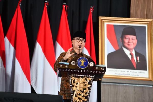 Menteri Desa dan Pembangunan Daerah Tertinggal (Mendes PDT) Yandri Susanto saat memberikan sambutan dan menjadi dewan pakar pada kegiatan peacemaker Justice Award 2025, di Graha Pengayoman Kementerian Hukum (Foto: Humas Kemendes PDT) 