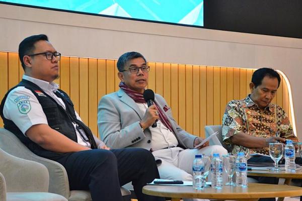 Anggota DPR RI dari Dapil Sumatra Utara III, Hinca Panjaitan (tengah) membahas kondisi banjir dan cuaca ekstrem yang berlangsung di Sumatra (Foto: DPR) 