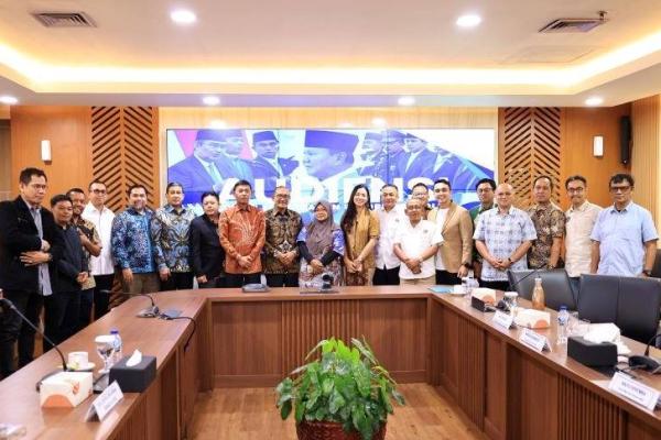 Foto bersama Asosiasi Media Siber Indonesia (AMSI) dengan Komite Reformasi Polri di Jakarta, Rabu (26/11/2025). Foto: amsi/katakini 