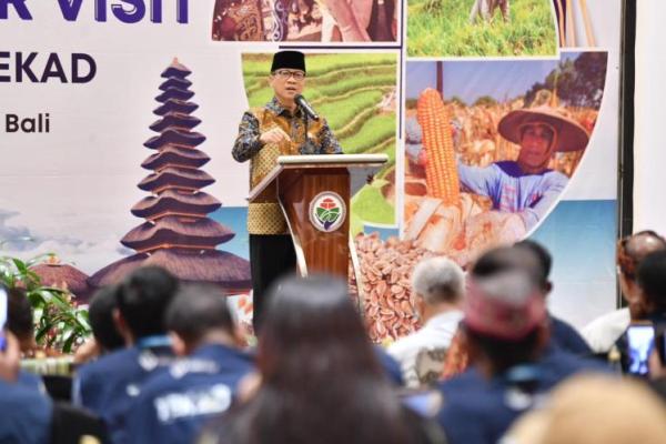 Menteri Desa dan Pembangunan Daerah Tertinggal (Mendes PDT) Yandri Susanto saat melakukan penutupan agenda Farmer to Farmer Visit Program Transformasi Ekonomi Kampung Terpadu (TEKAD) di Hilton Garden Bali, Kabupaten Badung, Bali, Kamis (27/11/2025) (Foto: Humas Kemendes PDT) 