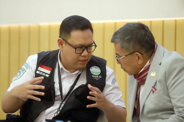 Forecaster BMKG Agie Wandala Putra (kiri) bersama Anggota Komisi III DPR RI Hinca Panjaitan. Foto: elvis sendow/kwp/katakini 