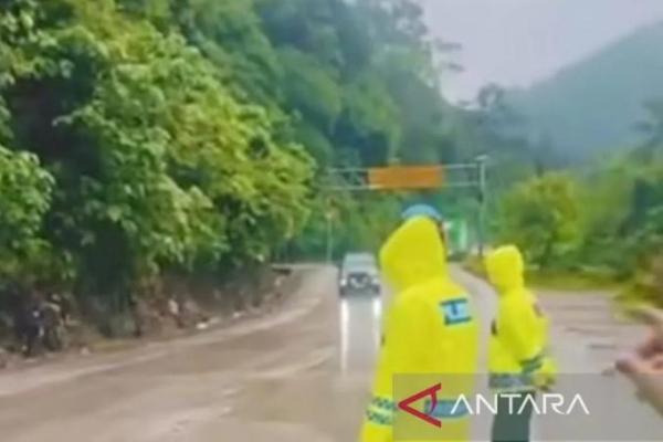 Petugas saat memantau kelancaran kendaraan yang melewati jalan lintas Solok–Padang, Sumatera Barat yang sudah bisa dilalui setelah longsor ditangani (Foto: Satlantas Padang via Antara) 