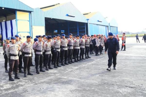 Personel Brimob Polri berbaris saat pelepasan vantuan bagi korban terdampak bencana di Aceh, Sumut, dan Sumbar di Mako Polisi Udara Polri, Tangerang Selatan, Banten (Foto: Divisi Humas Polri) 