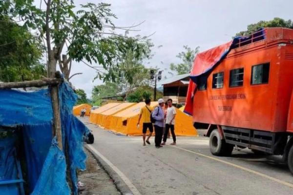 Pemkab Nagan Raya, Aceh memasang tenda darurat untuk menampung pengungsi di atas badan jalan di atas bukit, di kawasan Kecamatan Beutong Ateuh Banggalang (Foto: Antara/Rusli) 
