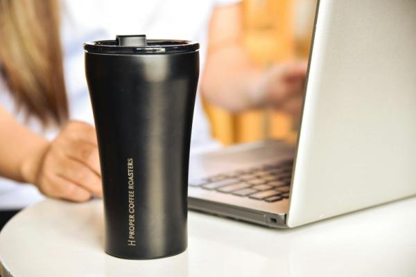 Ilustrasi pekerja membawa tumbler saat bekerja ke kantor (Foto: Unsplash/Christian Dala) 