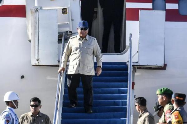 Presiden Prabowo Subianto saat tiba di Bandara Raja Sisingamangaraja XII, Kabupaten Tapanuli Utara, Sumatera Utara (Foto: Antara Foto/Galih Pradita) 