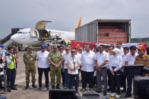 Wakil Ketua DPR RI Sufmi Dasco Ahmad, memimpin langsung proses penyerahan bantuan logistik untuk korban bencana di sejumlah wilayah Sumatera melalui Bandara Lanud Halim Perdanakusuma, Jakarta, Minggu (Foto: DPR) 