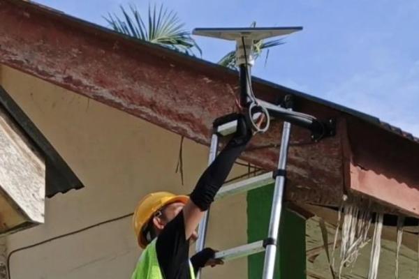 Petugas sedang memasang perangkat internet starlink di sebuah SD yang terdampak bencana alam banjir di Kecamatan Sungai Mas, Kabupaten Aceh Barat (Foto: Pemkab Aceh Barat via Antara) 