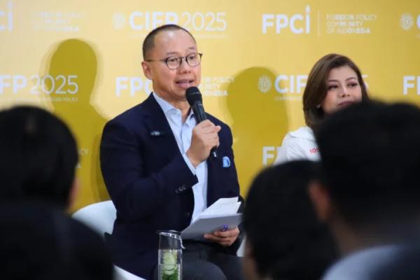Wakil Ketua MPR RI Eddy Soeparno saat memberikan pemaparan mengenai urgensi percepatan transisi energi dalam rangkaian CIFP 2025 di Jakarta (Foto: MPR) 