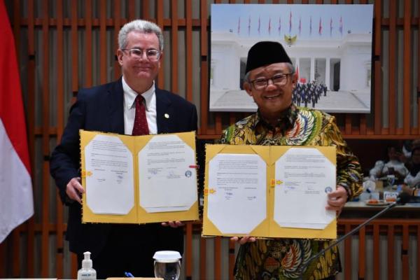 Menteri Pendidikan Dasar dan Menengah (Mendikdasmen), Abdul Mu’ti, dan Rektor Universitas McGill, Deep Saini tandatangani Memorandum Saling Pengertian (MSP) dalam peningkatan mutu pendidikan dasar dan menengah di Indonesia (Foto: Ist/Humas Kemendikdasmen) 