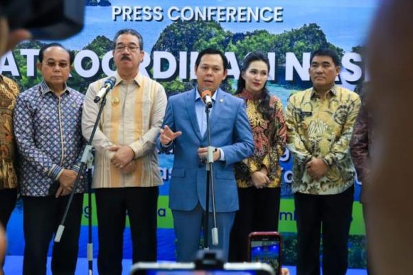 Ketua DPD RI Sultan B Najamuddin (tengah) bersama sejumlah kepala daerah kepulauan. Foto: dpd/katakini 