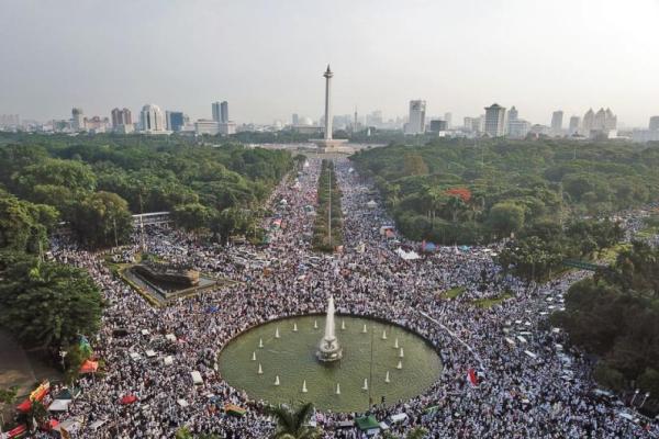 Ribuan orang saat memadati kawasan Bundaran Bank Indonesia, Jakarta pada 2 Desember 2018 lalu (Foto: Antara/Sigid Kurniawan) 