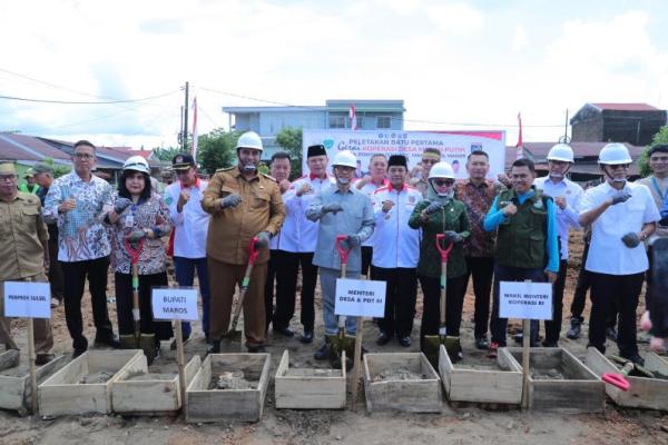 Menteri Desa dan Pembangunan Daerah Tertinggal (Mendes PDT) Yandri Susanto saat peletakan batu pertama Kopdes Merah Putih di Kabupaten Maros (Foto: Humas Kemendes PDT) 
