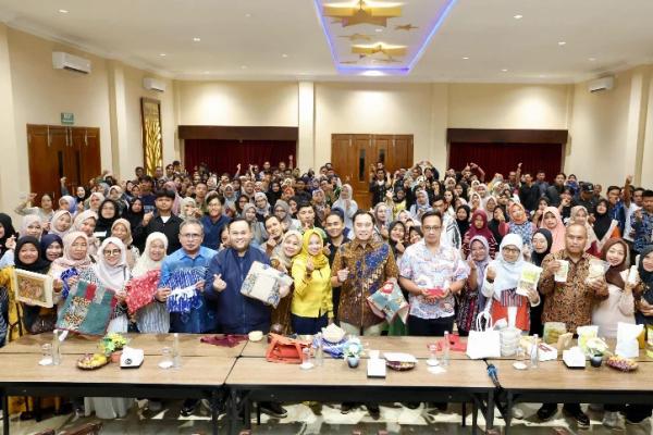 Wakil Ketua MPR RI Edhie Baskoro Yudhoyono (Ibas) menyapa pelaku UMKM Pacitan dan menegaskan komitmen dukungan permodalan serta penguatan ekonomi kreatif daerah (Foto: Humas MPR) 