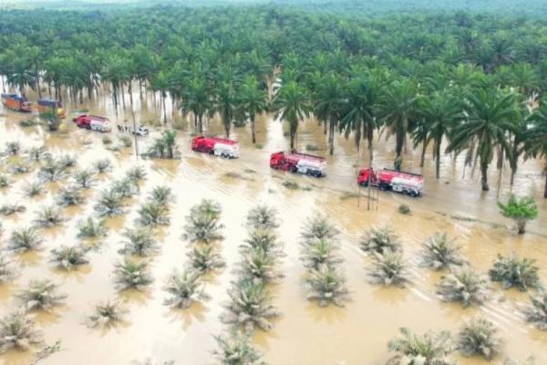 Armada pengangkut BBM Pertamina melintasi jalur darat yang tergenang banjir untuk mengantarkan bantuan dari Medan menuju ke Aceh Tamiang (Foto: Media Presiden Prabowo) 