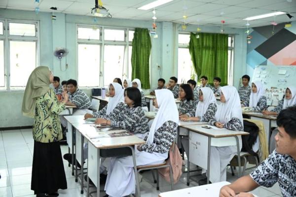 Ilustrasi - Guru sedang memberikan pembelajaran di kelas (Foto: Kemendikdasmen) 