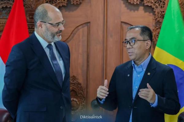 Menteri Pendidikan Tinggi, Sains, dan Teknologi (Mendiktisaintek) Brian Yuliarto (kanan) dan Wakil Duta Besar (Wakil Dubes) Brasil untuk Indonesia Rodrigo Carvalho (kiri) dalam pertemuan di Jakarta (Foto: Kemdiktisaintek) 