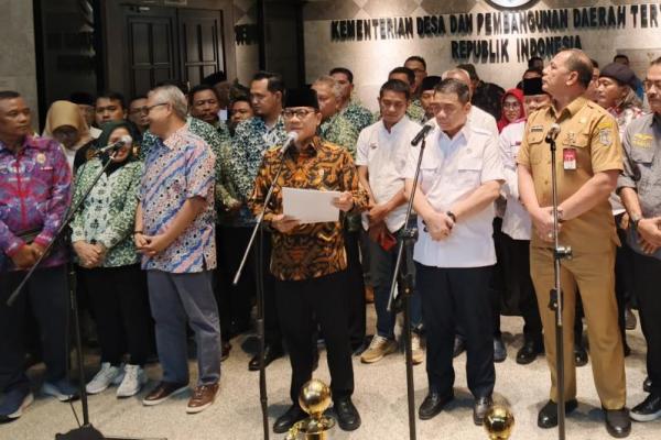 Menteri Desa dan Pembangunan Daerah Tertinggal, Yandri Susanto saat memberi keterangan pers di Jakarta, Kamis (Foto: Vaza/Katakini) 