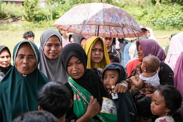 Sejumlah warga yang terdampak bencana banjir Desa Palok, Kecamatan Blangkejeren, Kabupaten Gayo Lues, Aceh pada Kamis (4/12/2025) (Foto: Humas Kemenko PM) 