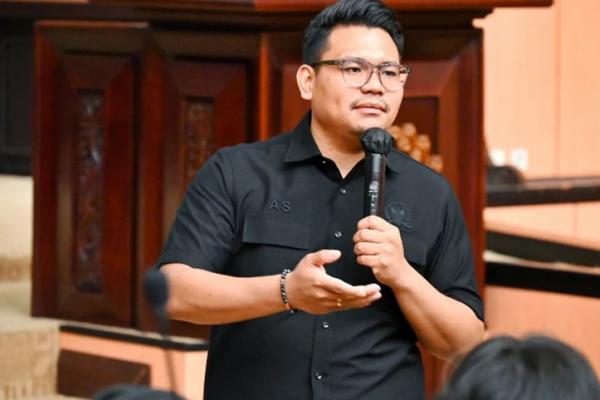 Wakil Ketua MPR RI Akbar Supratman mengapresiasi penangkapan gembong narkoba Dewi Astutik dalam konferensi pers, menegaskan komitmen pemberantasan narkoba demi ketahanan bangsa (Foto: MPR) 