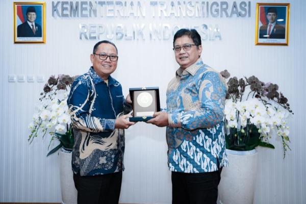 Wakil Menteri Transmigrasi (Wamentrans) Viva Yoga Mauladi saat menerima audiensi dari Bupati Gorontalo Utara Thariq Modanggu (Foto: Humas Kementrans) 