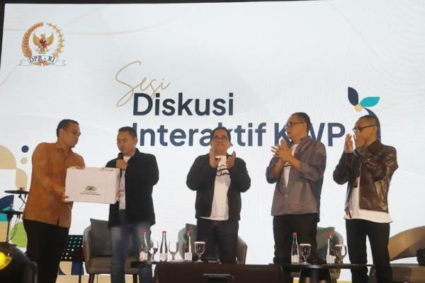 Pengumpulan donasi untuk korban bencana banjir di Sumatera dan Aceh oleh Setjen DPR RI dan Wartawan Parlemen din Bandung, Jawa Barat, Kamis (4/12/2025). Foto: elvis/kwp/katakini 