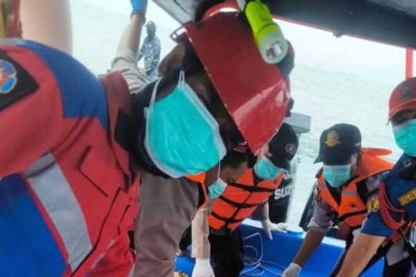 Petugas mengevakuasi jasad yang ditemukan mengambang di perairan Pulau Untung Jawa (Foto: Gulkarmat via Antara) 
