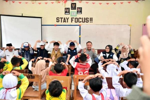 Menteri Pendidikan Dasar dan Menengah (Mendikdasmen) Abdul Mu`ti saat menyapa siswa PAUD yang mendapat layanan psikososial di SMPN 1 Tanjung Raya, Agam, Provinsi Sumatera Barat (Foto: Humas Kemdikdasmen) 