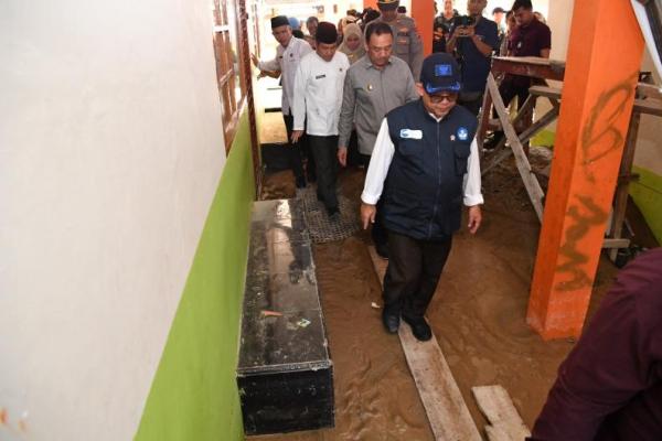 Mendikdasmen Abdul Mu`ti saat melihat secara langsung dampak bencana banjir yang menerjang salah satu sekolah yakni SMP Negeri 1 Tanjung Raya, Kabupaten Agam, Sumatra Barat, Jumat (Foto: Ist/Humas Kemendikdasmen) 