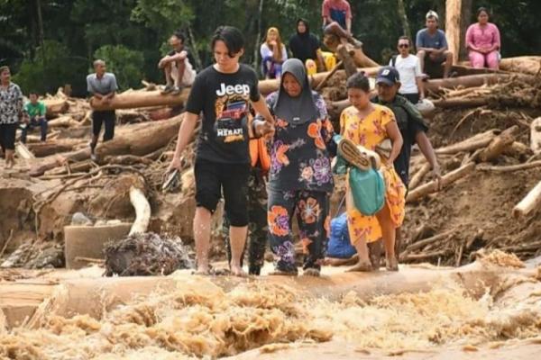 Para penduduk yang terdampak bencana banjir dan longsir di wilayah Sumatera dan Aceh. Foto: sinpo 