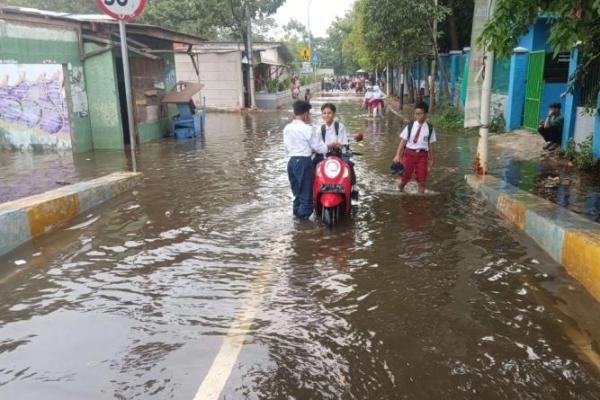 Banjir rob menggenangi ruas jalan di kawasan Jakarta Utara pada Kamis (4/12/2025) (Foto: Korlantas Polri) 